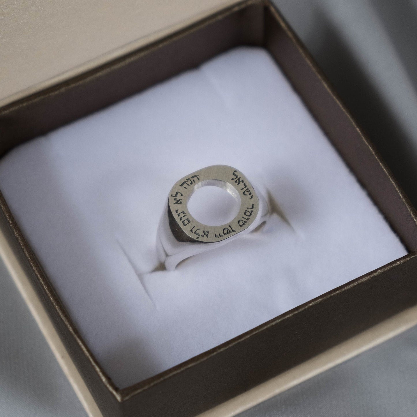 Jewish signet ring with the Hebrew phrase (Psalm 121:4)