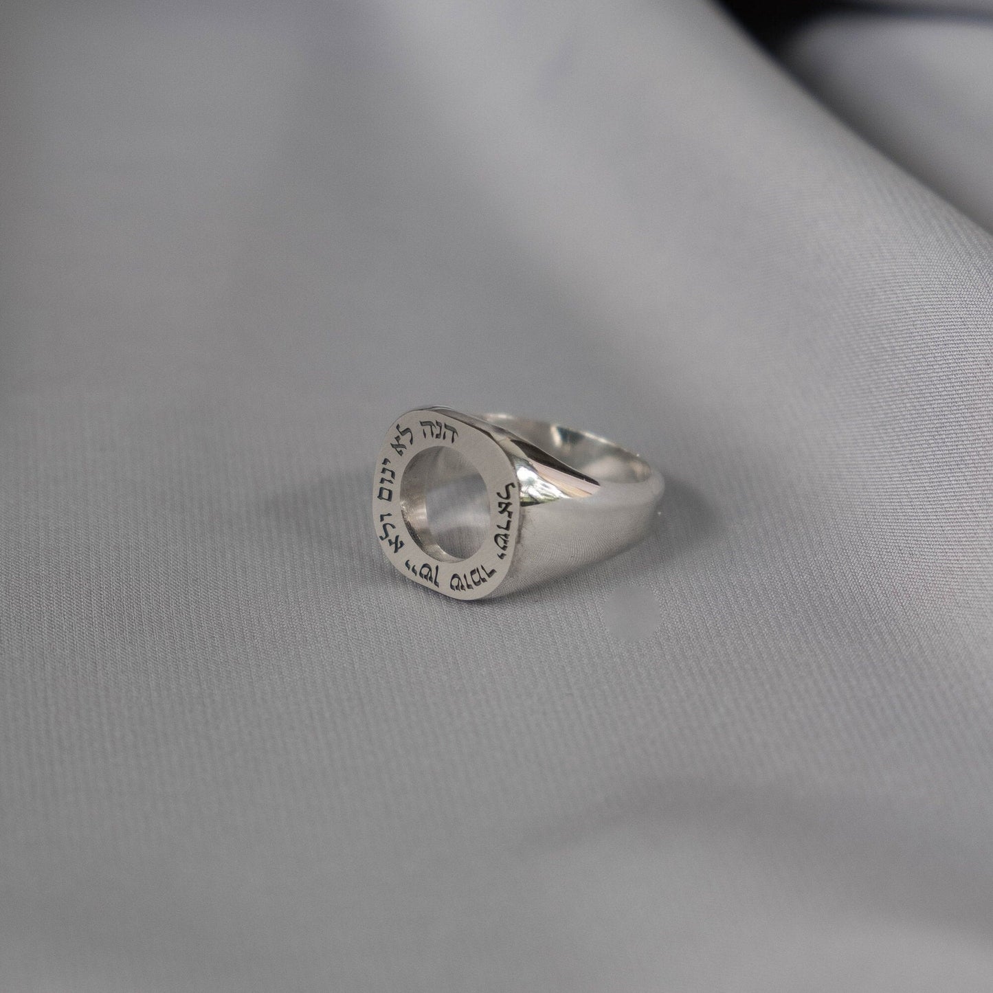 Jewish signet ring with the Hebrew phrase (Psalm 121:4)