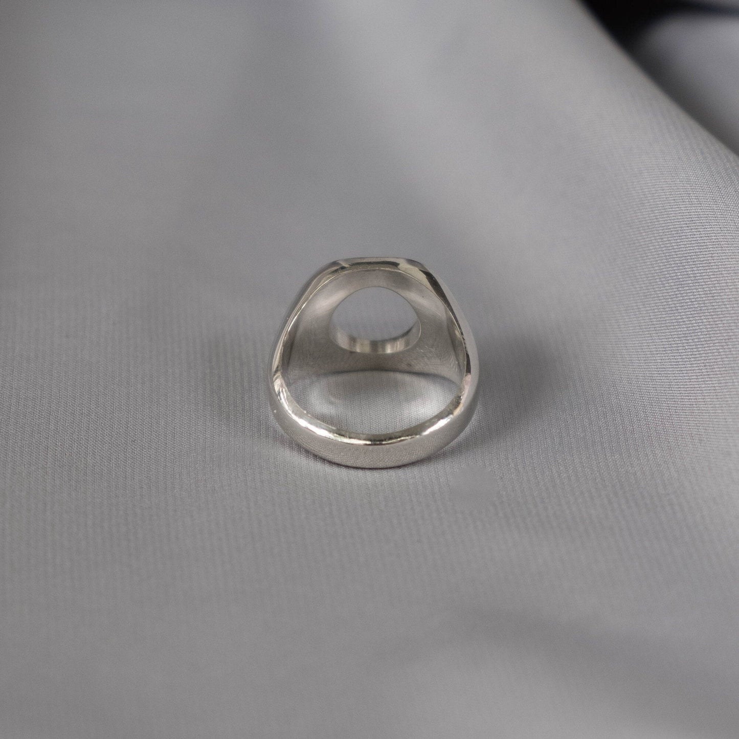 Jewish signet ring with the Hebrew phrase (Psalm 121:4)