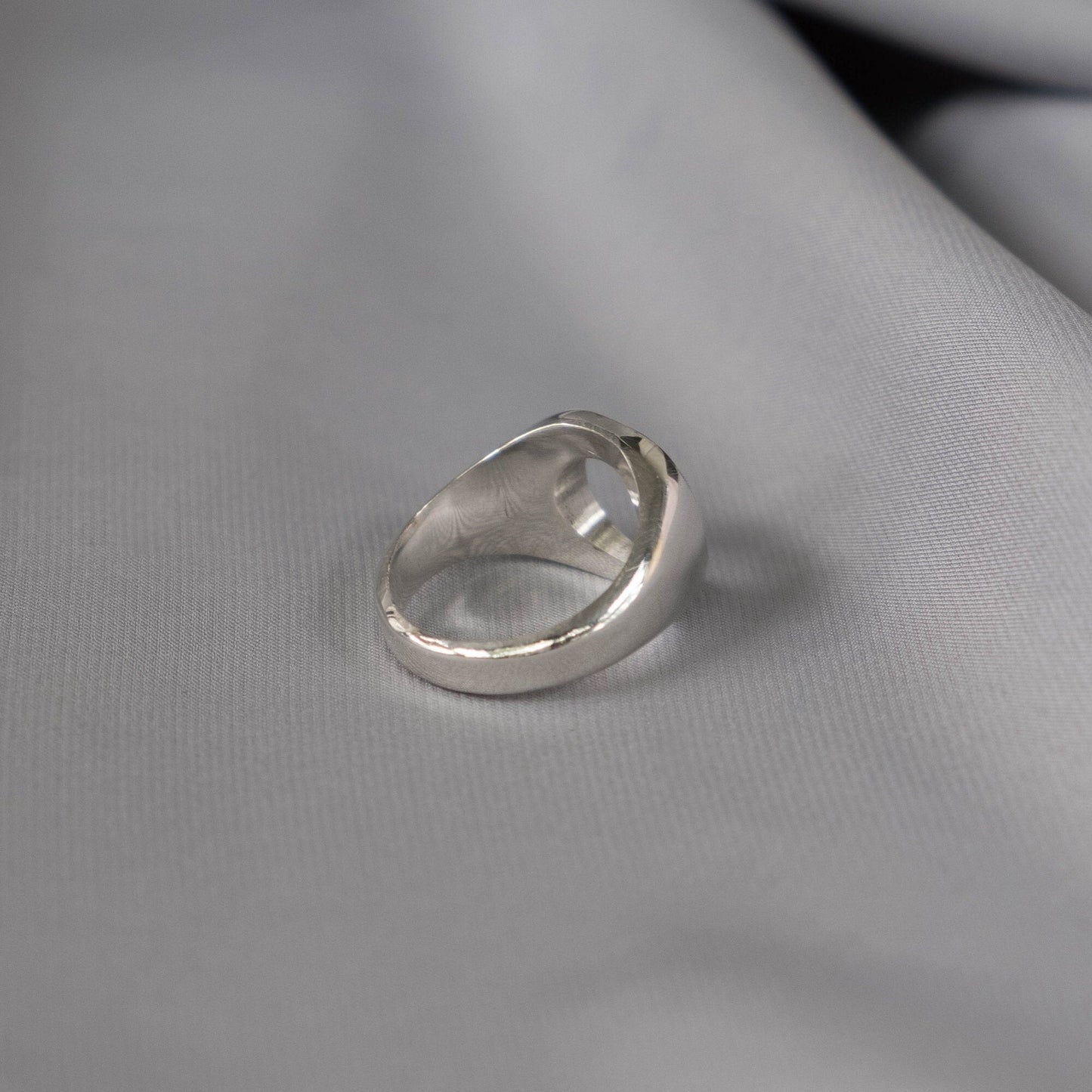 Jewish signet ring with the Hebrew phrase (Psalm 121:4)