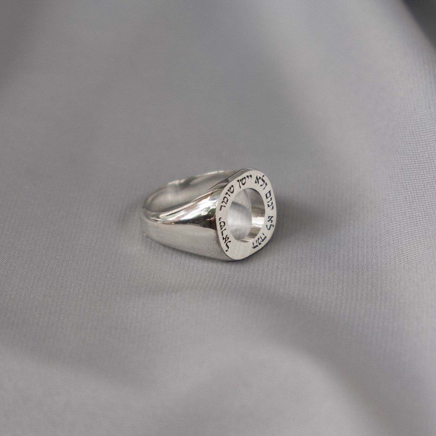 Jewish signet ring with the Hebrew phrase (Psalm 121:4)
